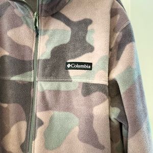 Like New Mens Columbia Camo Jacket. Size L